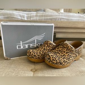 NEW Dansko Leopard Print Suede Nursing Clogs Mules Sz 8.5/9